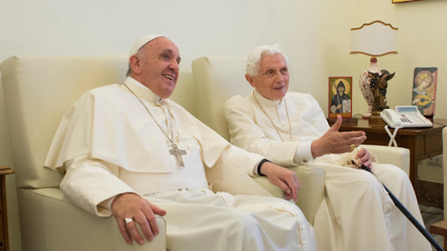 El Papa Francisco y su predecesor Benedicto XVI