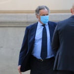 El empresario y marido de la ex secretaria general del PP María Dolores de Cospedal, Ignacio López del Hierro (c), a su llegada a la Audiencia Nacional para declarar en calidad de imputado ante el juez que investiga la 'Operación Kitchen'