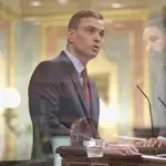 Montaje del presidente del Gobierno, Pedro Sánchez, y el líder de Vox, Santiago Abascal, en una sesión de control al Gobierno