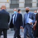 El empresario y marido de la ex secretaria general del PP María Dolores de Cospedal, Ignacio López del Hierro (i), a su llegada a la Audiencia Nacional para declarar en calidad de imputado ante el juez que investiga la 'Operación Kitchen'