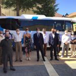 El consejero de Fomento y Medio Ambiente, Juan Carlos Suárez-Quiñones, presenta, junto al presidente de la Diputación de Zamora, Francisco José Requejo, en la localidad zamorana de Santibáñez de Vidriales el Bono Rural de Transporte Gratuito