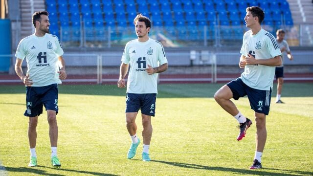 Sergio Busquets, en el entrenamiento de ayer con Oyarzabal y Pau Torres