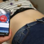 La tecnología que ayuda a valorar la gravedad de los síntomas por síndrome de fatiga crónica usa una cinta torácica conectada a una aplicación móvil que mide la variabilidad de la frecuencia cardíaca