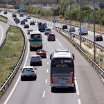 Aspecto que presenta esta tarde la nacional V en sentido salida de Madrid, durante la operación de tráfico con motivo del primer día de vacaciones de verano