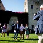 Varias personas se fotografían en la primera jornada en la que los jardines de las Torres de Meirás abrieron sus puertas al público, en julio del año pasado