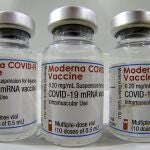 Tres viales de la vacuna de Moderna contra la Covid-19
