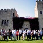 Varias personas posan en la primera jornada en la que los jardines de las Torres de Meirás han abierto sus puertas al público