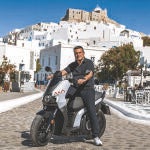 SEAT MÓ colabora en la descarbonización de la movilidad en la isla griega Astypalea