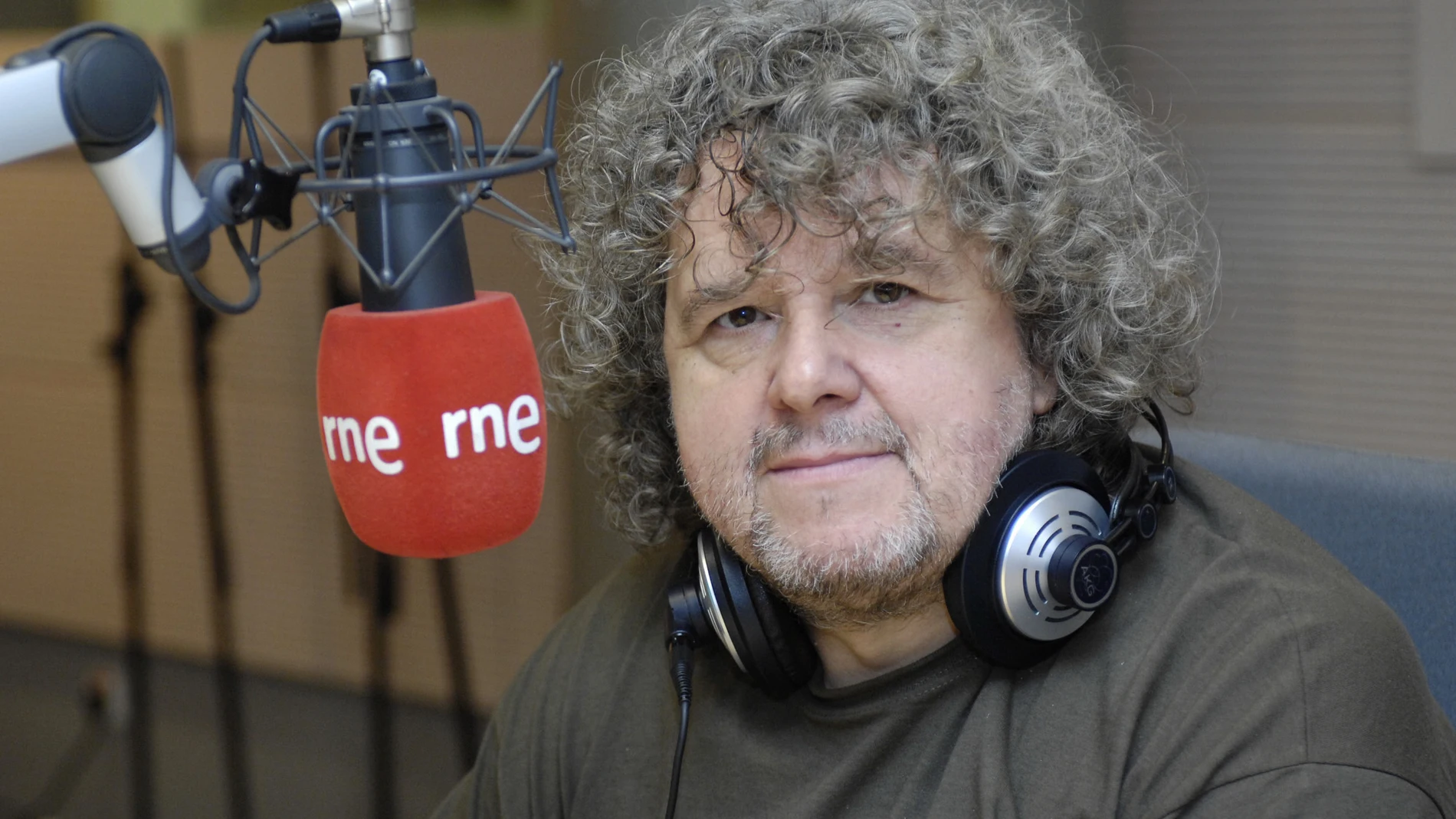 El periodista vive de momento en una ola de entrevistas que hace que no eche de menos la radio