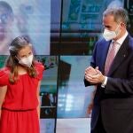 El rey Felipe VI y la princesa Leonor durante el acto de entrega de los premios de la Fundación Princesa de Girona (FPdGi) este jueves en Barcelona.