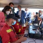 La ministra de Defensa, Margarita Robles (3i), y el presidente de la Junta de Castilla y León, Alfonso Fernández Mañueco (4i, detrás), asisten en Cebreros (Ávila) al ejercicio práctico de la UME