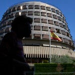 Una persona camina por las inmediaciones del Tribunal Constitucional, a 1 de julio de 2021