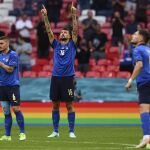 Francesco Acerbi levanta los brazos al cielo antes del Italia-Austria.