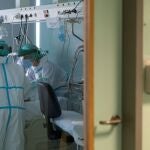 Varios sanitarios atiende a un paciente en la Unidad de Cuidados Intensivos (UCI)