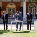 El presidente del Gobierno, Pedro Sánchez (c), el presidente de la CEOE, Antonio Garamendi (2d), el secretario general de UGT, José María Álvarez Suárez (i), el secretario general de CCOO, Unai Sordo (2i), y el vicepresidente de CEPYME, Santiago Aparicio (d), en la firma del acuerdo para la reforma de las pensiones