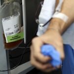 Por la pandemia cayó la donación de sangre y plasma. Ahora, los hospitales se ven obligados a reducir las dosis de los fármacos elaborados con ellos a pacientes con déficit de anticuerpos. Urge donar