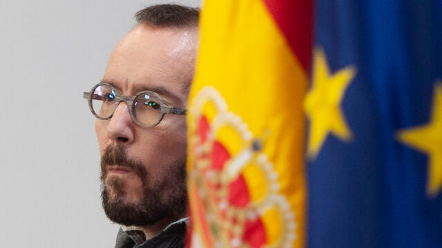 El portavoz de Unidas Podemos en el Congreso, Pablo Echenique, interviene en una rueda de prensa en el Congreso de los Diputados, a 1 de julio de 2021, en Madrid (España).