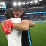 Unai Simón se abraza a Luis Enrique tras clasificarse para semifinales en la EURO 2020