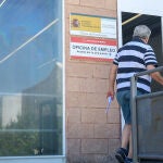 Una persona entra a una oficina del SEPE (antiguo INEM)
