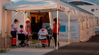 Miembros de la Cruz Roja en el puerto de Motril (Granada) Miembros de la Cruz Roja en el puerto de Motril (Granada)
