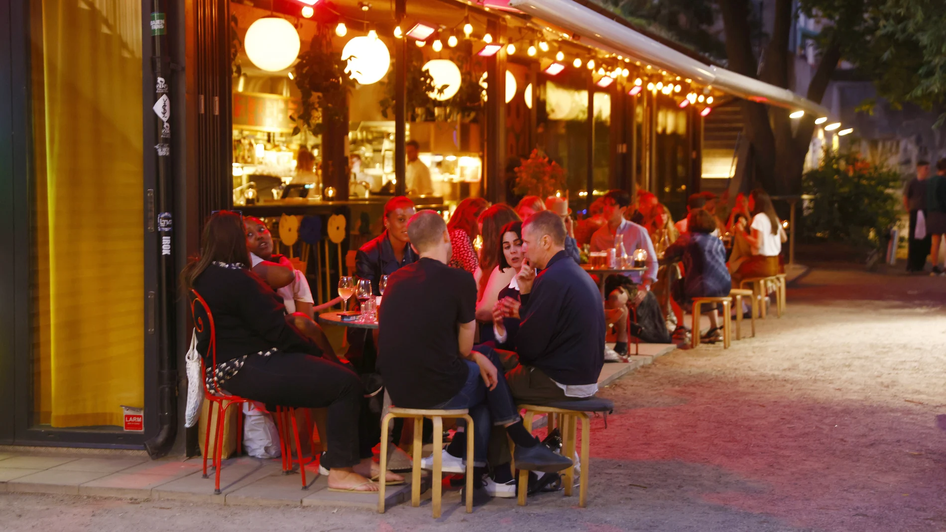 Clientes en la terraza de un restaurante de Estocolmo el pasado julio