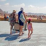 Turistas extranjeros llegan a la playa de El Postiguet de Alicante | Fuente: EFE/Morell