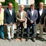El expresident de la Generalitat Carles Puigdemont (3d) y el exconseller Lluis Puig (i) posan con los dirigentes de Junts indultados.