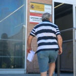 Una persona entra a una oficina del SEPE (antiguo INEM) | Fuente: Ricardo Rubio / Europa Press