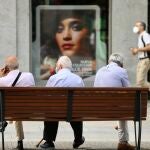 Pensionistas en un banco