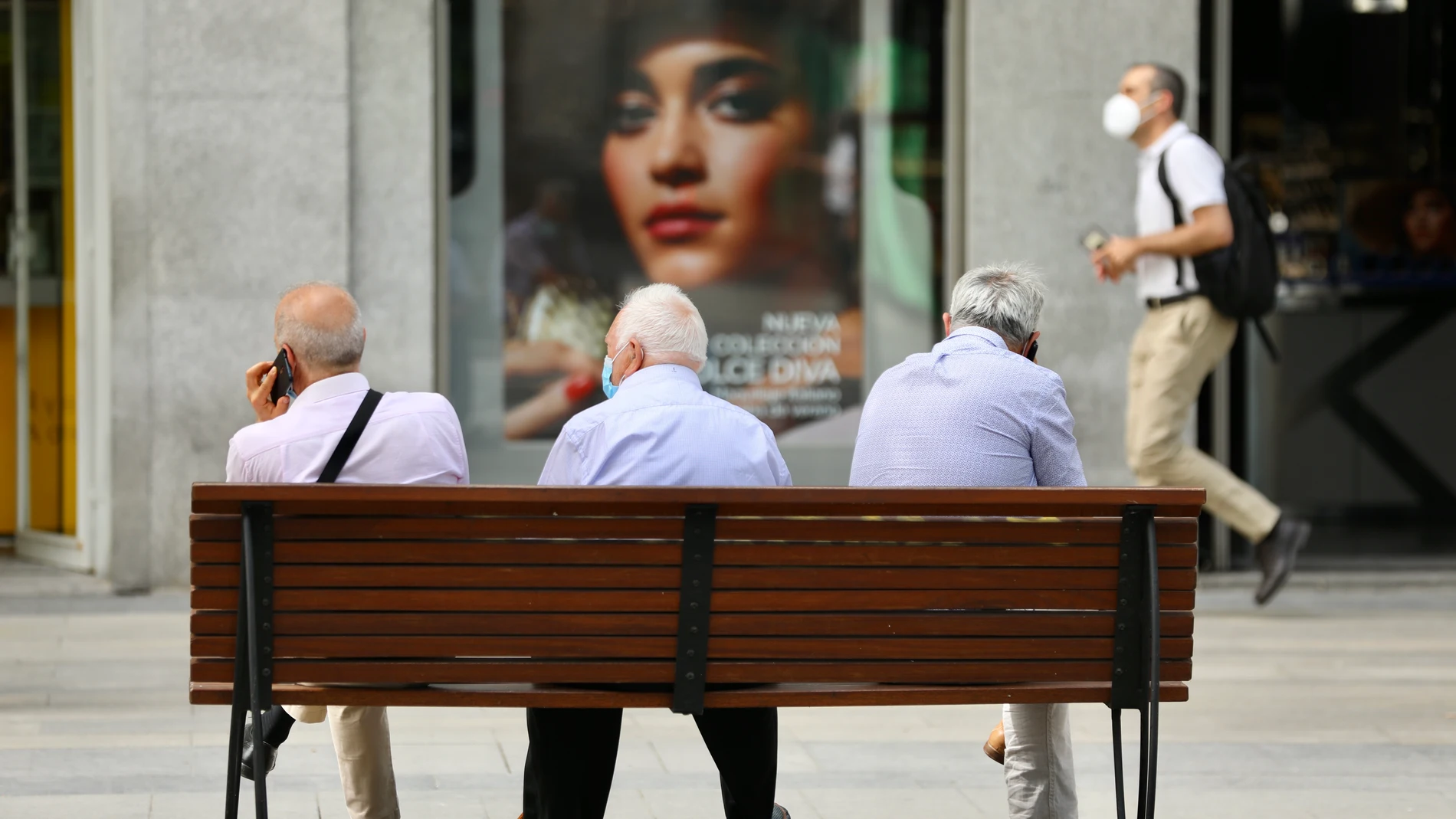 Pensionistas en un banco
