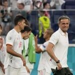 Luis Enrique, junto a varios de sus futbolistas de la selección tras la victoria ante Suiza