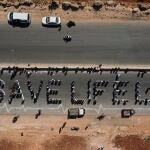 Un dron muestra a activistas y trabajadores sociales así como de ONGs en la frontera de Bab Al-Hawam Idlib, Siria