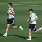 Pedri, en el entrenamiento junto a Busquets