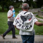 Varias personas durante una manifestación por el fin de la dispersión de los presos de ETA, en una imagen de archivo, en Pamplona, Navarra.