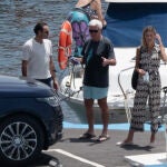 Enrique Ponce y Ana Soria ponen a punto el yate.