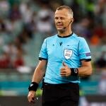 El árbitro neerlandés Björn Kuipers, durante el partido entre la República Checa y Dinamarca en la Eurocopa 2020