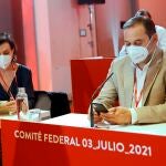 La ex vicepresidenta del Gobierno, Carmen Calvo, y el exministro de Transportes, José Luis Ábalos, revisan sus teléfonos mientras, participan en la reunión del Comité Federal del PSOE