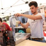 Un camarero sirve cerveza en el Leganés Beer Festival