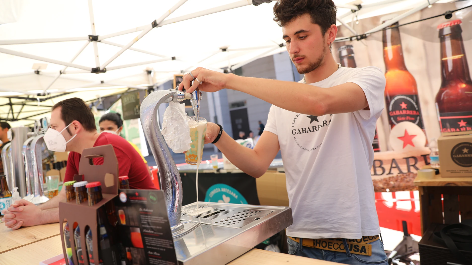 Un camarero sirve cerveza en el Leganés Beer Festival