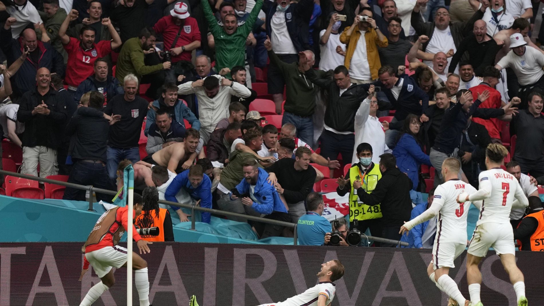 Harry Kane celebra con la grada su primer gol en esta Eurocopa