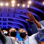 El presidente del PP, Pablo Casado, junto al presidente de la Diputación de Alicante y candidato a la presidencia del PP CV, Carlos Mazón, saludan durante el décimo quinto Congreso del Partido Popular de la Comunitat Valenciana (PPCV)