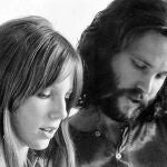 Jim Morrison y su pareja, Pamela Courson, ambos fallecidos a los 27 años