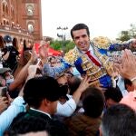 Emilio de Justo sale por la puerta grande a la finalización de la "Corrida de la cultura"