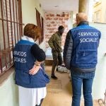 Personal de Servicios Sociales atendiendo a personas sin techo en una imagen de archivo