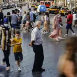 Ambiente en el centro de Barcelona, con una mayor parte de la gente con mascarilla