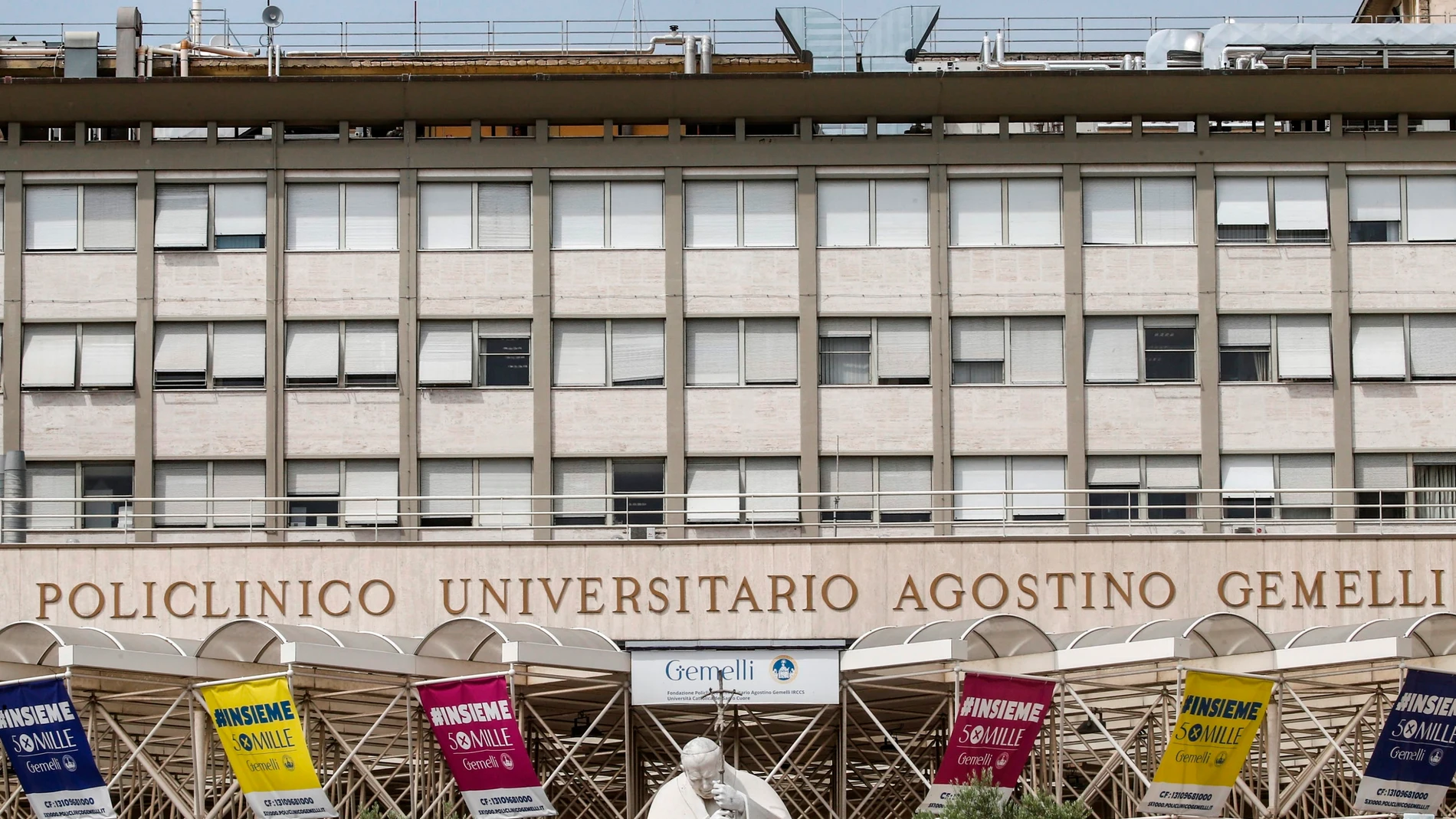 Fachada del Policlínico de Roma en el que va a ser intervenido el Papa