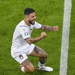 Lorenzo Insigne celebra su gol contra Bélgica, con la imagen de Diego Maradona en su pierna izquierda.