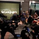 La policía carga contra la manifestación celebrada este lunes en Madrid para condenar la brutal agresión que acabó este sábado con la vida del joven Samuel Luiz, de 24 años, en A Coruña