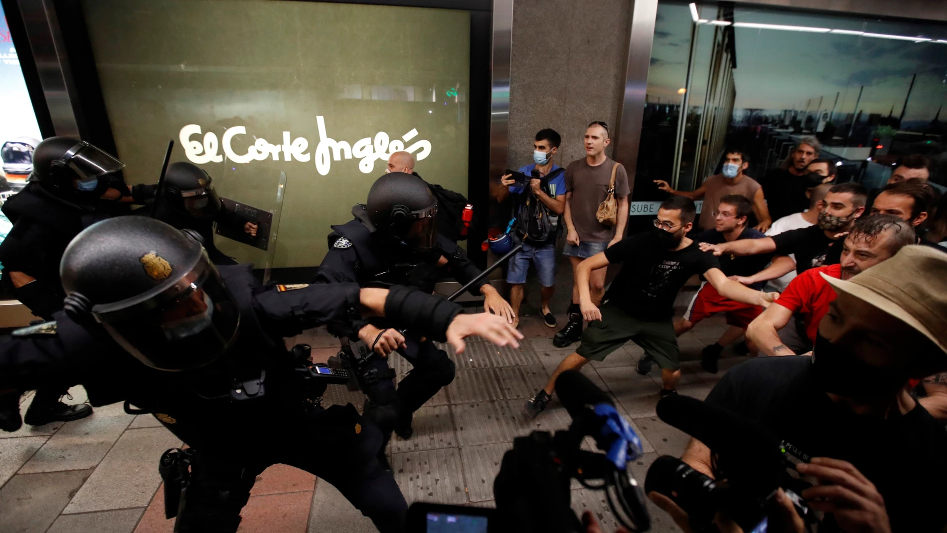 La policía carga contra la manifestación celebrada este lunes en Madrid para condenar la brutal agresión que acabó este sábado con la vida del joven Samuel Luiz, de 24 años, en A Coruña