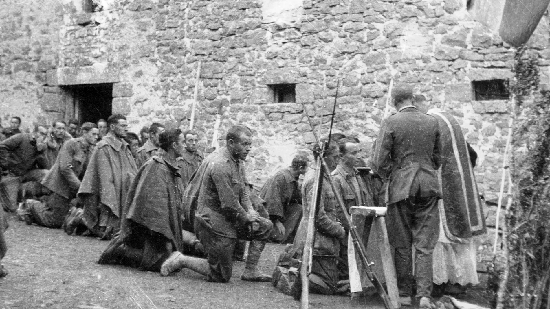 Don Santos Lalueza distribuye la comunión